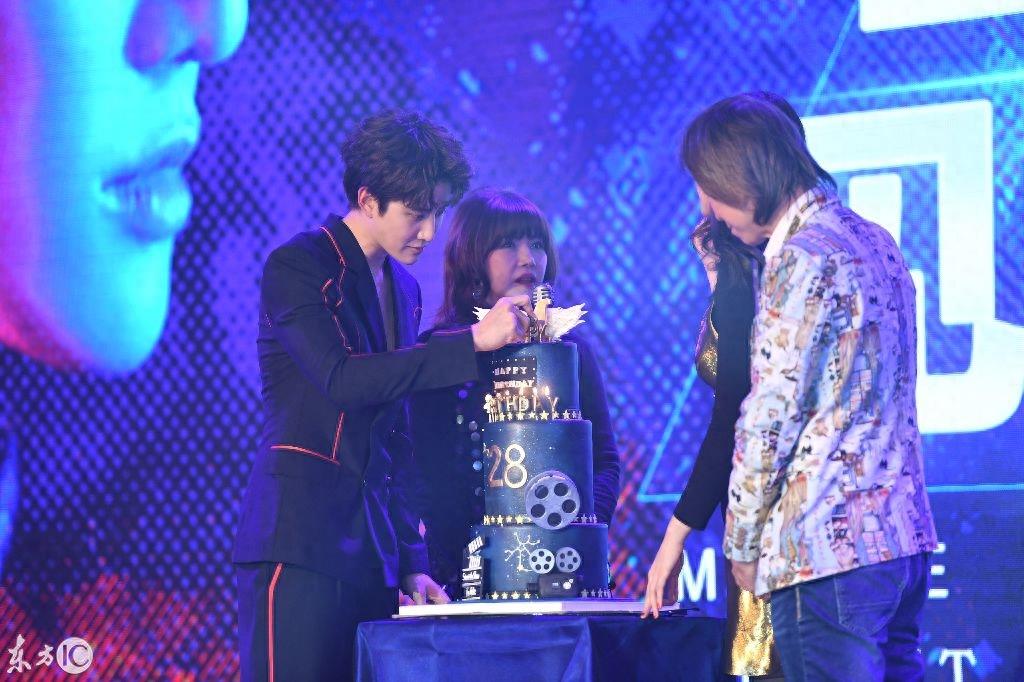 MIke粉丝见面会帅气挺拔,妈妈和妹妹到场,实力诠释美貌基因