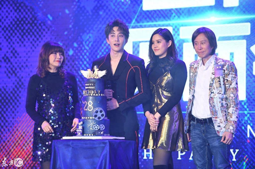 MIke粉丝见面会帅气挺拔,妈妈和妹妹到场,实力诠释美貌基因