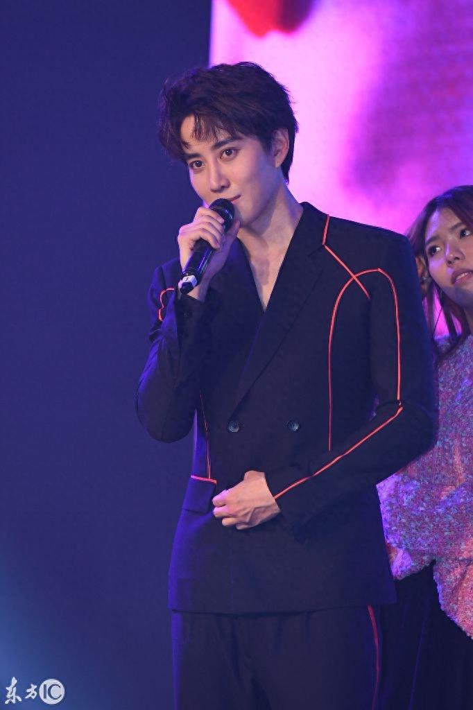 MIke粉丝见面会帅气挺拔,妈妈和妹妹到场,实力诠释美貌基因