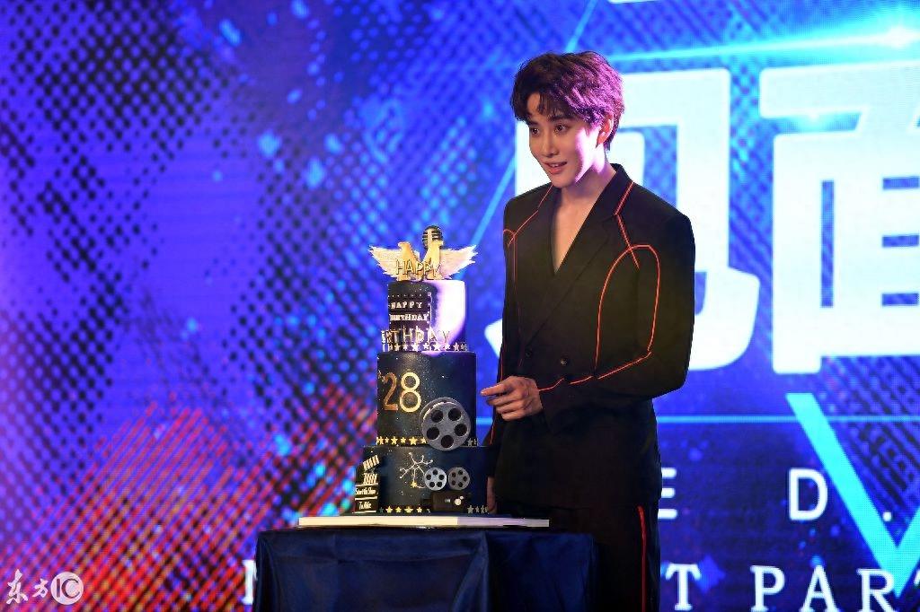 MIke粉丝见面会帅气挺拔,妈妈和妹妹到场,实力诠释美貌基因