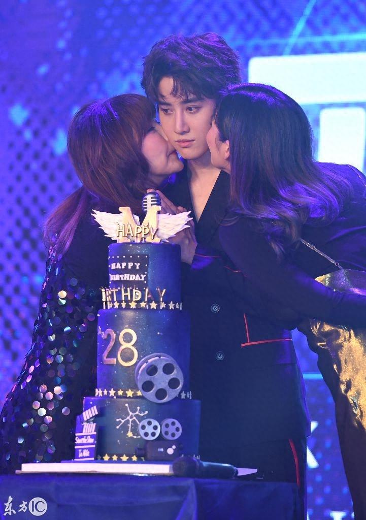 MIke粉丝见面会帅气挺拔,妈妈和妹妹到场,实力诠释美貌基因