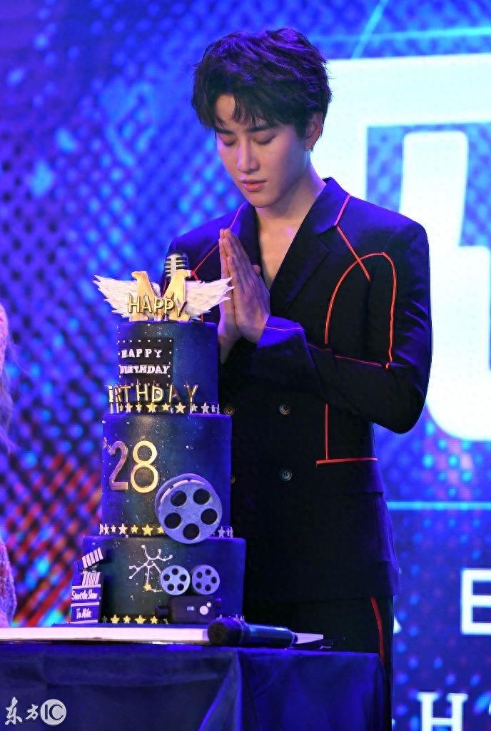 MIke粉丝见面会帅气挺拔,妈妈和妹妹到场,实力诠释美貌基因