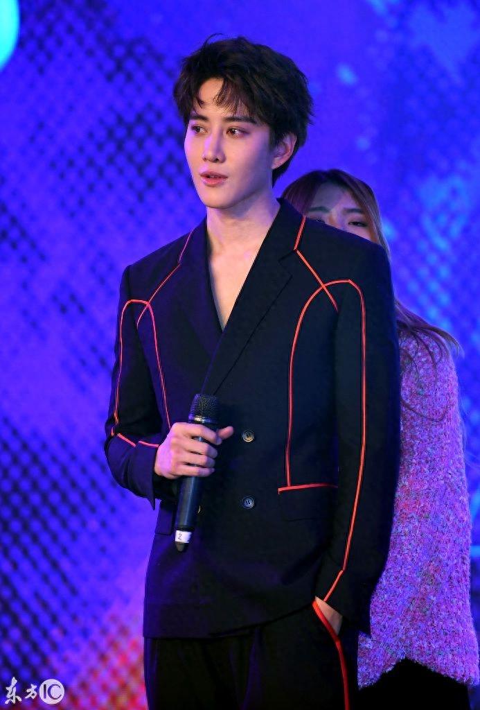 MIke粉丝见面会帅气挺拔,妈妈和妹妹到场,实力诠释美貌基因