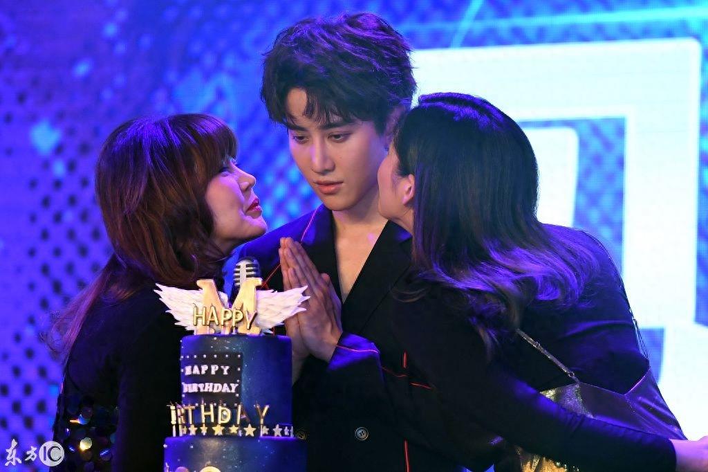 MIke粉丝见面会帅气挺拔,妈妈和妹妹到场,实力诠释美貌基因