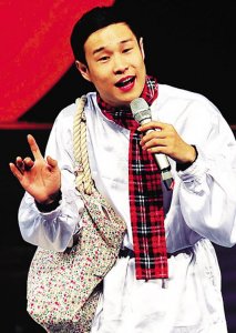 ​39岁小沈阳近况曝光，弯腰驼背显邋遢，娇妻逆袭撞脸韩星孔孝真