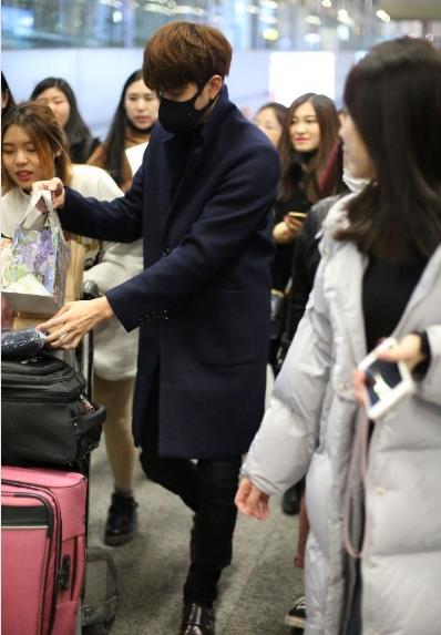 泰国人气小生Miki亮相机场，生娃后名气不减反增，有几人能做到？