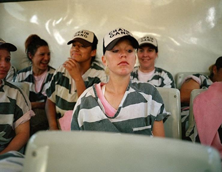 实拍美国监狱重囚女子:手铐脚镣加身