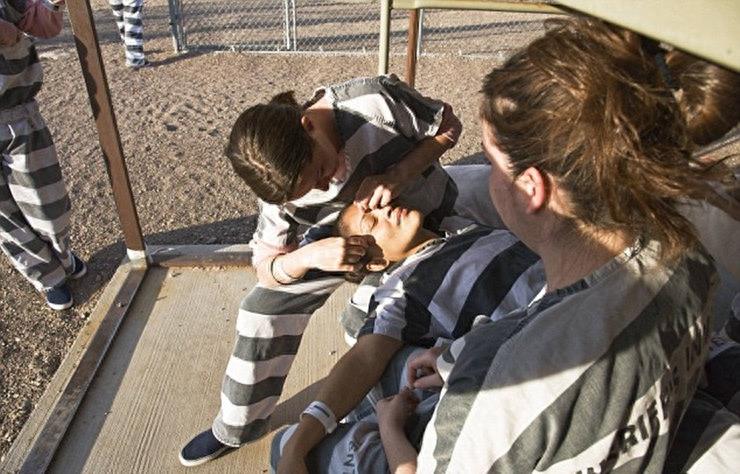 实拍美国监狱重囚女子:手铐脚镣加身