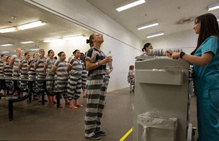 实拍美国监狱重囚女子:手铐脚镣加身