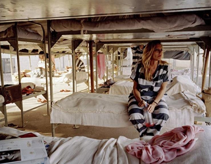 实拍美国监狱重囚女子:手铐脚镣加身