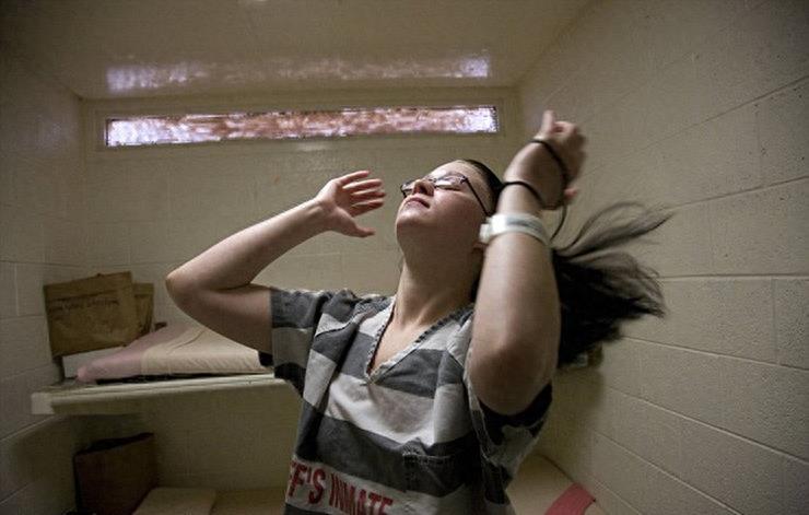 实拍美国监狱重囚女子:手铐脚镣加身