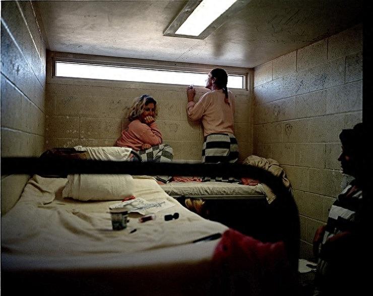 实拍美国监狱重囚女子:手铐脚镣加身