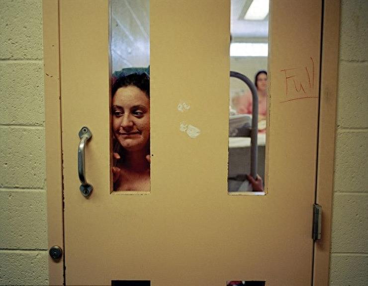 实拍美国监狱重囚女子:手铐脚镣加身