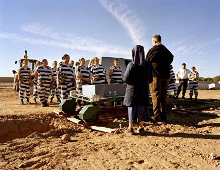 实拍美国监狱重囚女子:手铐脚镣加身