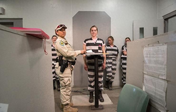 实拍美国监狱重囚女子:手铐脚镣加身