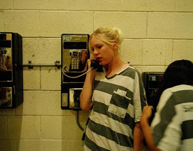 实拍美国监狱重囚女子:手铐脚镣加身