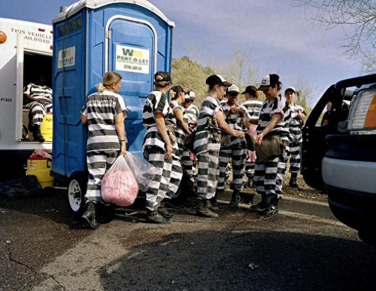 实拍美国监狱重囚女子:手铐脚镣加身