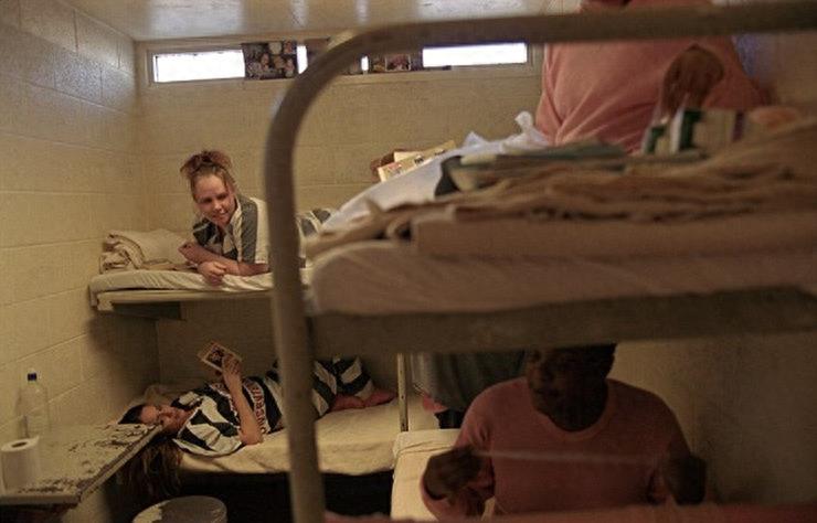 实拍美国监狱重囚女子:手铐脚镣加身