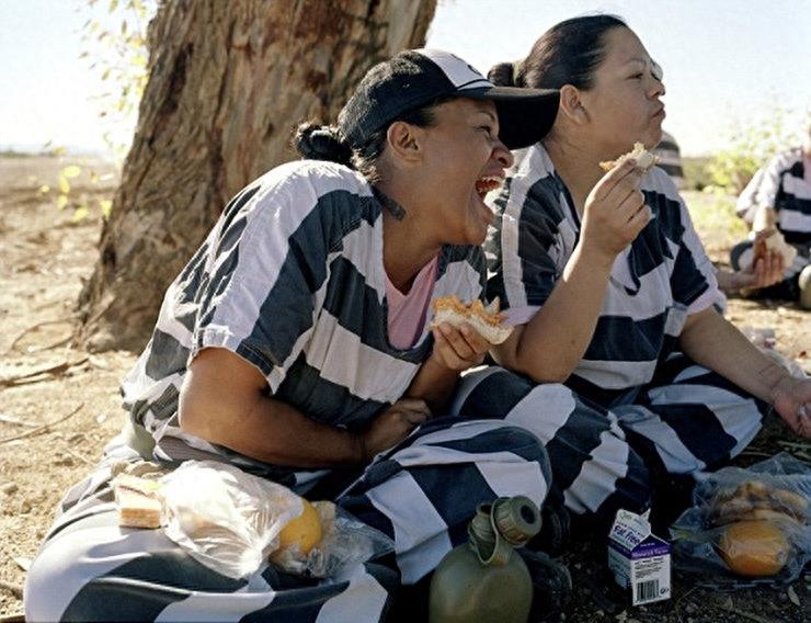 实拍美国监狱重囚女子:手铐脚镣加身