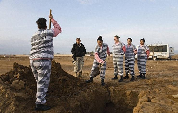 实拍美国监狱重囚女子:手铐脚镣加身