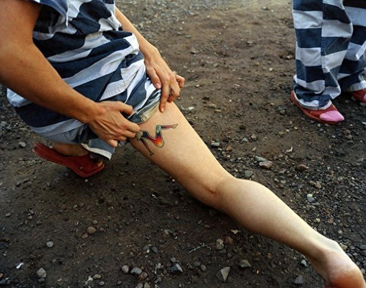 实拍美国监狱重囚女子:手铐脚镣加身