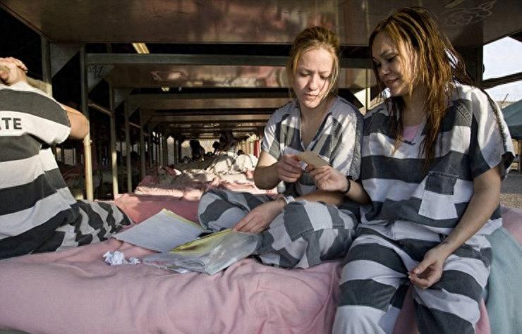 实拍美国监狱重囚女子:手铐脚镣加身