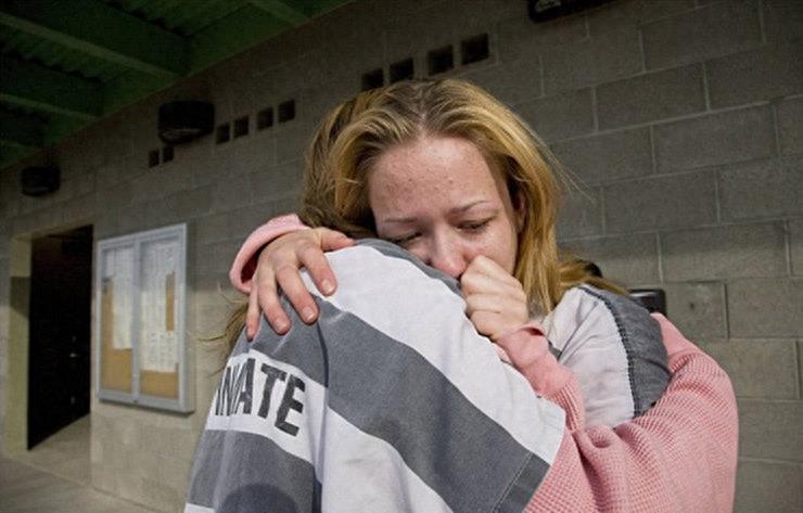 实拍美国监狱重囚女子:手铐脚镣加身