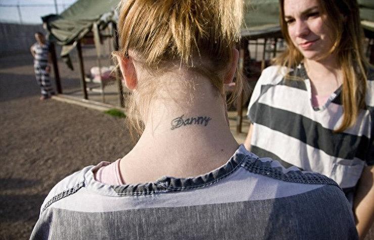 实拍美国监狱重囚女子:手铐脚镣加身