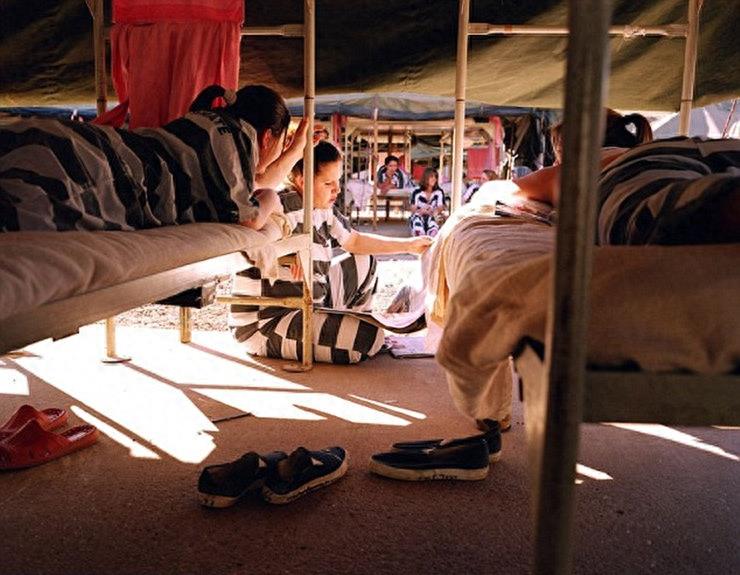 实拍美国监狱重囚女子:手铐脚镣加身