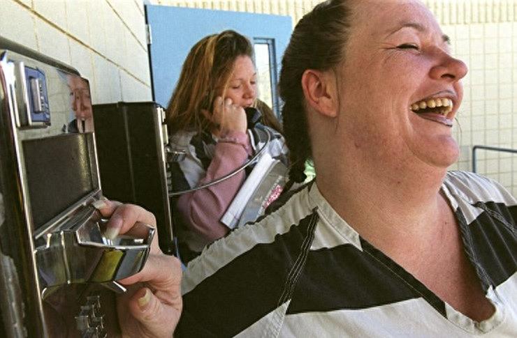 实拍美国监狱重囚女子:手铐脚镣加身