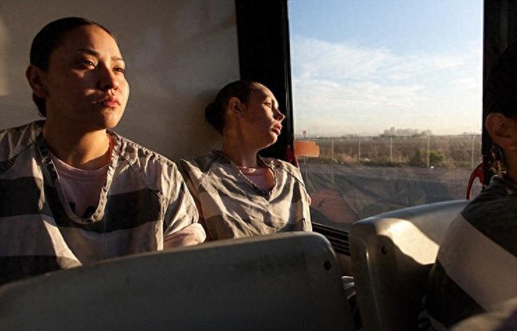 实拍美国监狱重囚女子:手铐脚镣加身