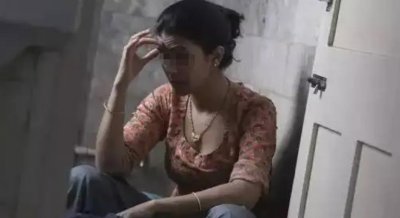 ​40岁女人爱上30岁小伙，红着脸道：比我前夫好，我很爱他