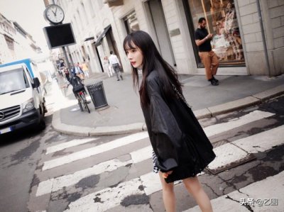 ​33岁杨幂最新街拍美照曝光，穿吊带短裙大秀美背筷子腿，宛如少女