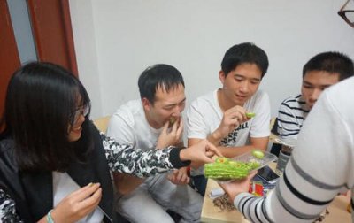 ​苦瓜可以生吃吗，可以（有降火减肥功效/适合夏季生吃）