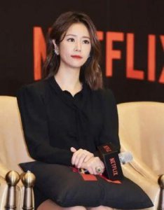 ​48岁林心如风格大变！一头“羊毛卷”太吸睛，网友：蜕变成李慧珍了吗