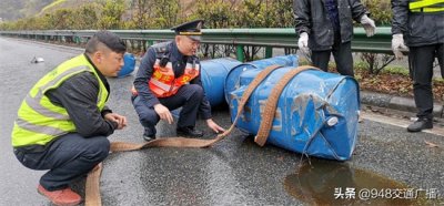 ​高速惊现“铁桶阵”险象环生 路警联合清障化险为夷