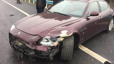 ​弯道都不减速 百万玛莎拉蒂撞上高速护栏