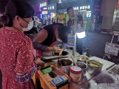 ​夫妻俩靠摆摊卖锅盔，月入几万块，而且只做晚上生意