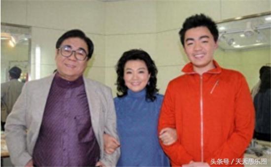 72岁李谷一全家福曝光，二婚丈夫似儿子般年轻，前夫儿子有出息