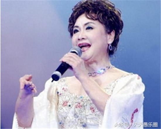 72岁李谷一全家福曝光，二婚丈夫似儿子般年轻，前夫儿子有出息