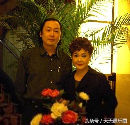 72岁李谷一全家福曝光，二婚丈夫似儿子般年轻，前夫儿子有出息