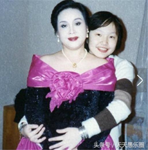 72岁李谷一全家福曝光，二婚丈夫似儿子般年轻，前夫儿子有出息