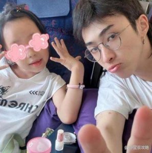 伊能静罕见分享老公与女儿合照,5岁米粒身材显长腿,完美遗传爸爸基因