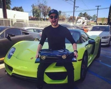 ​人称“土豪哥”，专门解说豪车，最喜欢收藏保时捷跑车