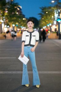 ​怀旧“牛仔喇叭裤”7套穿搭示范 潇洒又帅气