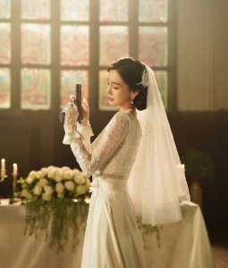 ​Angelababy民国婚纱造型曝光 单手持枪又美又飒