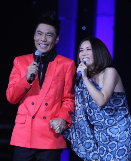 50岁屠洪刚一家近照,3婚妻子事业心强,继子生活奢侈豪车傍身