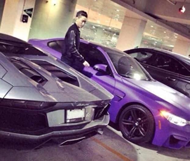 50岁屠洪刚一家近照,3婚妻子事业心强,继子生活奢侈豪车傍身