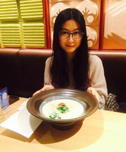 50岁屠洪刚一家近照,3婚妻子事业心强,继子生活奢侈豪车傍身