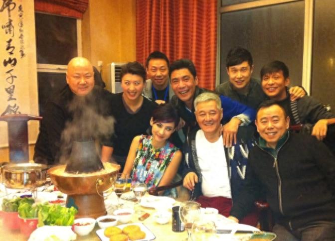 50岁屠洪刚一家近照,3婚妻子事业心强,继子生活奢侈豪车傍身